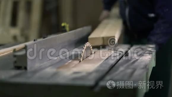 木工在电动锯切割板上工作视频