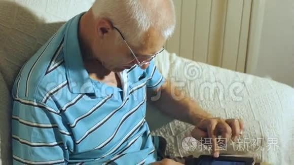 老人使用平板电脑视频
