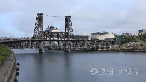 俄勒冈州波特兰市中心和威拉米特河4k桥的时间推移短视频