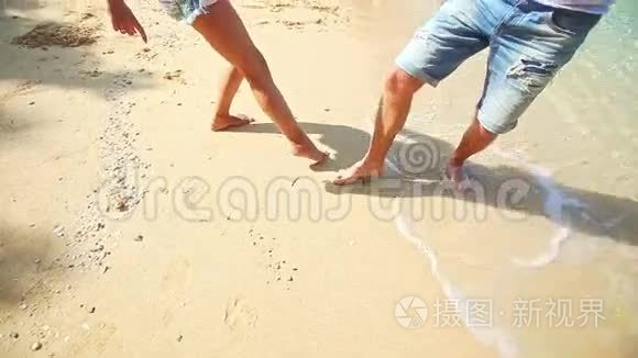 沙滩沙滩浪边女孩赤脚画心视频