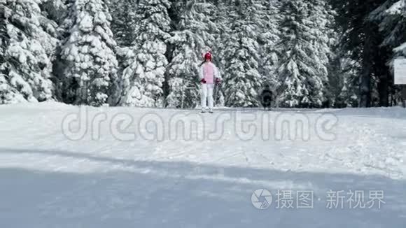 在滑雪时享受冬季时光的少女视频