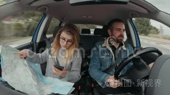 可爱的时髦夫妇开车去旅行视频