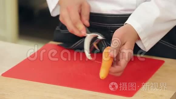 厨师正在剥皮和切胡萝卜视频