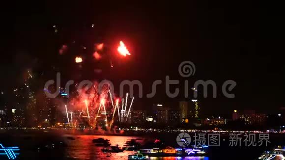 4K镜头，真实的烟花节在天空中，以庆祝在夜间，城市的景色和船漂浮