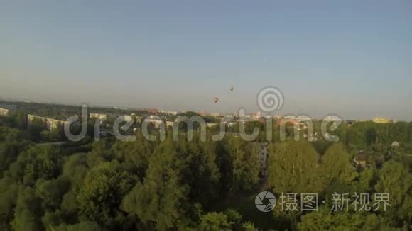 夏季热气球和城市的俯视图视频
