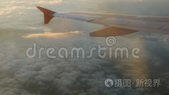 一架客机高空飞行的机翼视频