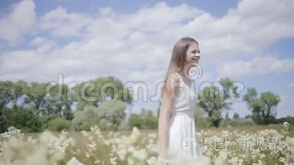 年轻漂亮的女人在草地上跳跃视频