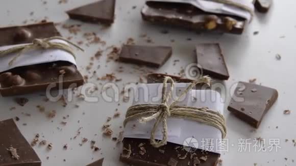 白色背景上的碎巧克力碎片视频