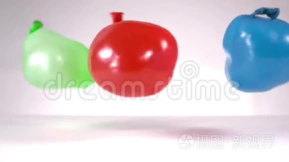 蓝绿红水气球坠落视频