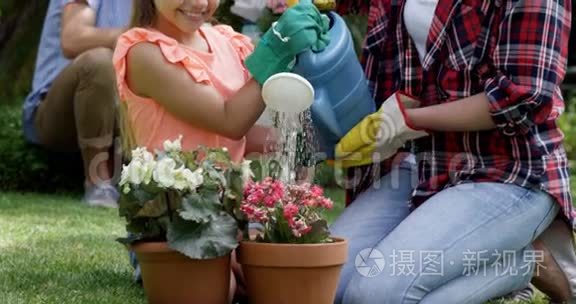 母亲和女儿给植物浇水视频