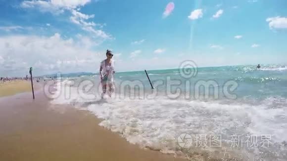 赤脚行走的女孩海滩视频