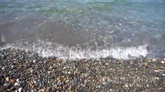 海滩上的海泡石和海浪视频