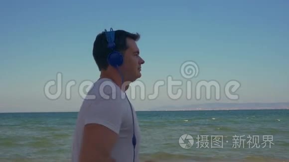 男人在海边跟音乐慢跑视频