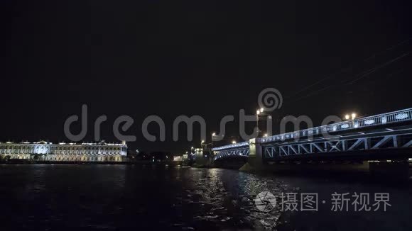 城市夜景中的河上大桥。灯。旅游船。时光飞逝。