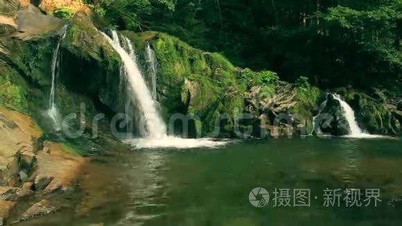 高山瀑布。 很遥远