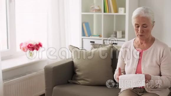 生病的老年妇女用纸巾吹鼻子视频