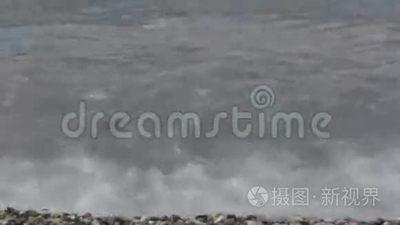 干净的海水和晃动的海浪视频