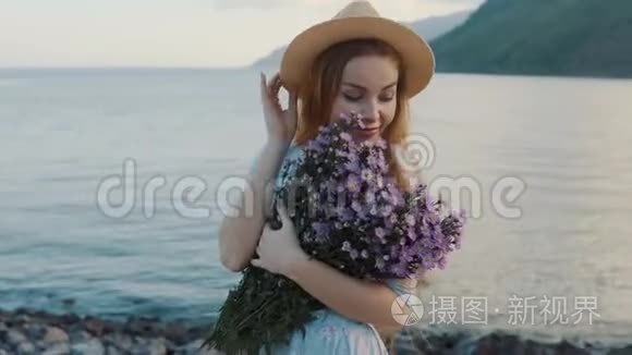 大海背景上有花的女人