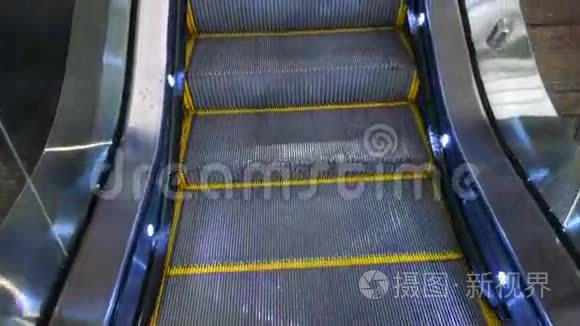 机场自动扶梯行人运输钢步视频