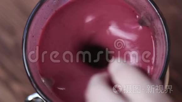果汁奶昔在搅拌机里视频