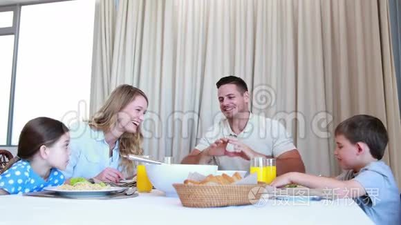 快乐的家人在餐桌上聊天