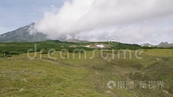 阿瓦钦斯卡亚火山脚下的全景。