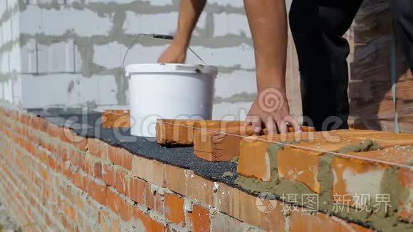 在露天建筑工地上铺砖视频