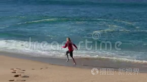 女人用波浪在海滩上奔跑视频