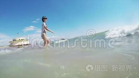 美丽的女孩实现梦想热带海滩视频