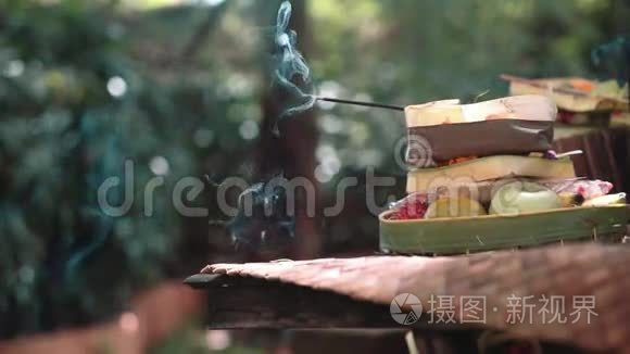 巴厘岛祭品用燃烧的香棒视频