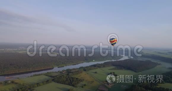 清晨绿地上空的空中气球视频