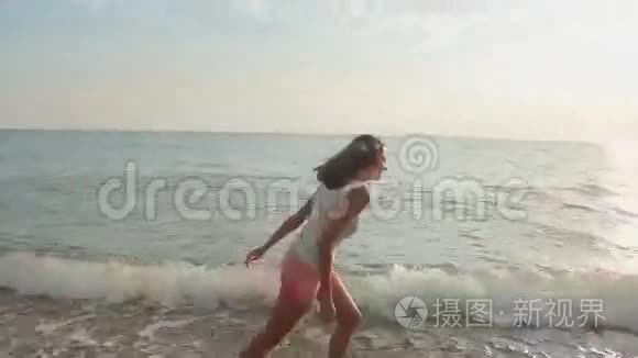 快乐的女孩赤脚在海滩上奔跑视频