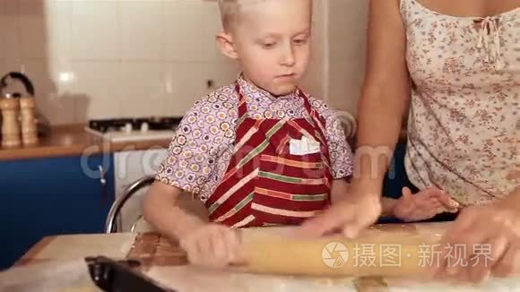 妈妈带着小儿子揉面块做姜饼视频