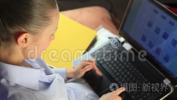 商业女性在电脑上打字视频