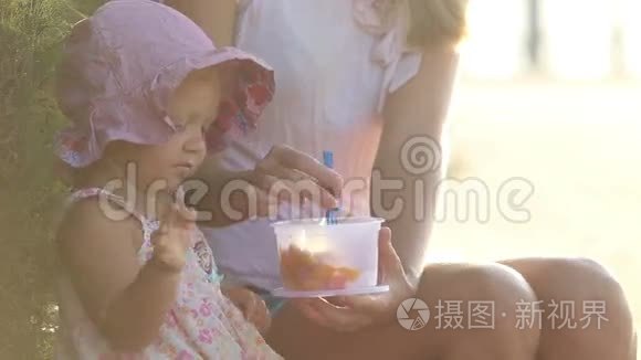 小孩子用餐盒里的叉子吃水果视频