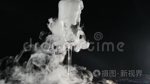 将干冰在水中沸腾，形成密集的蒸汽