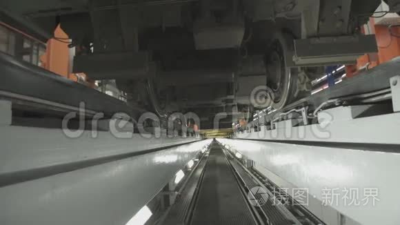 工厂车间列车车厢底盘上的车轮视频