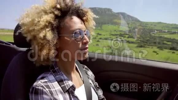 一个年轻的黑人女人开车视频