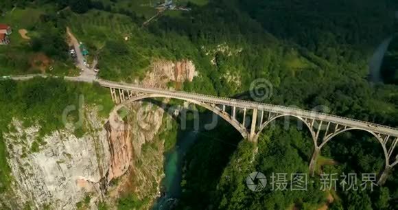 在欧洲最高的汽车桥梁之一的杜德维卡塔拉弧桥的空中景观。