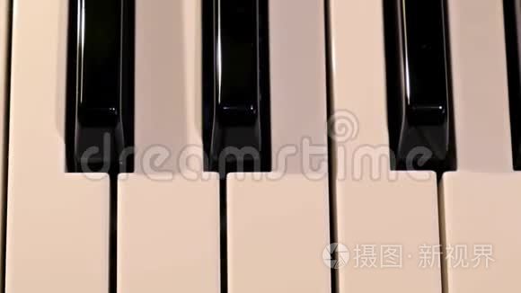 钢琴琴键的特写镜头视频