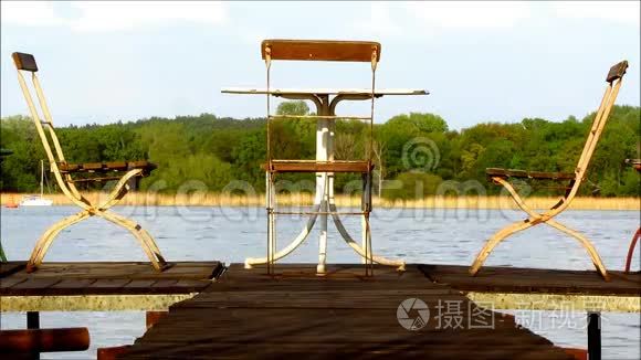 三把旧椅子和一张桌子在码头上视频