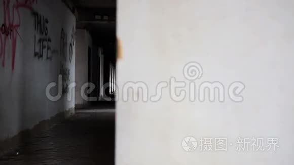 恐怖电影现场废弃的走廊由摄像机杜莉与跟踪镜头高清，可以使用任何背景