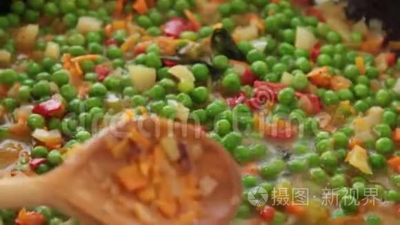 厨师在厨房烹饪健康食品视频