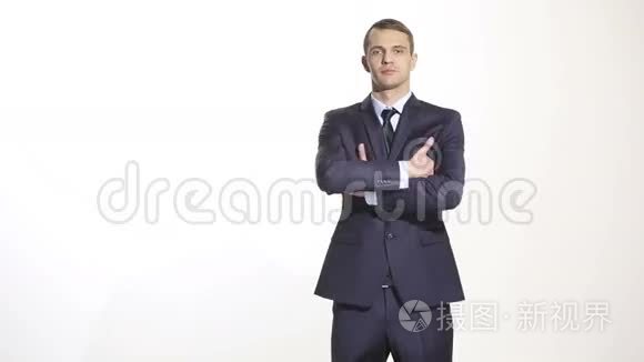 肢体语言。 穿商务服的男人孤立的白色背景。 手臂和手的手势。 优越的姿态