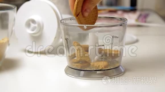 开裂饼干和烹饪奶酪蛋糕视频