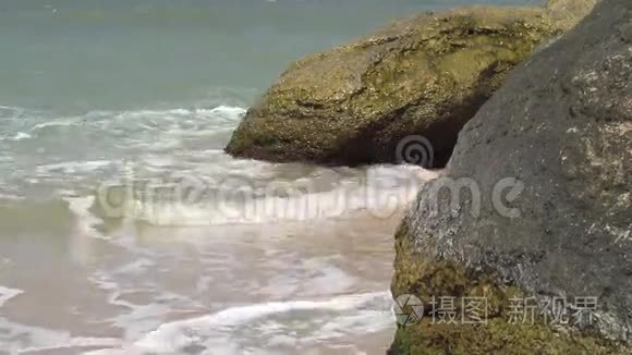 岩石和岩石海滩波浪破碎进入视频