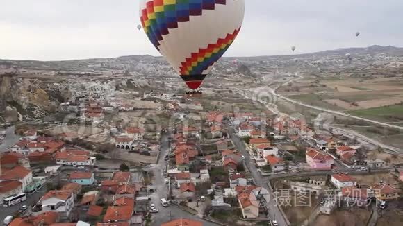 热气球飞过城市上空视频