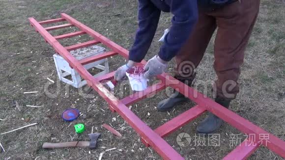 园丁油漆红色新梯子视频