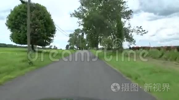 沿着新英格兰的道路行驶视频