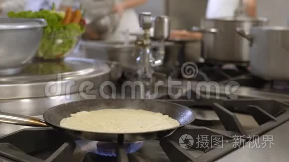 专业厨房做煎饼视频